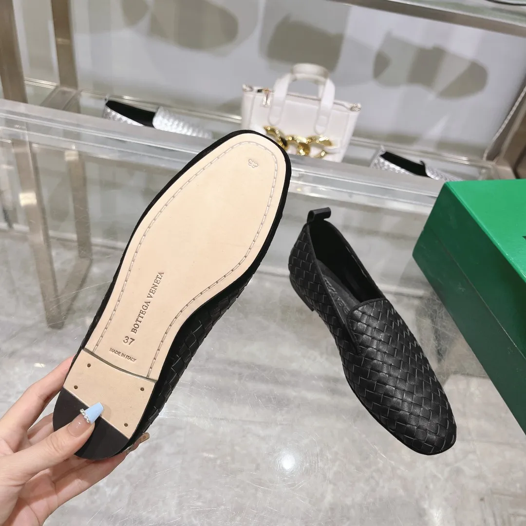 [BV] Top P: 760💰Size for couples: 35-44 (Female 40.41. Male 38 45. Customized and non-returnable) (Bottega Veneta) Genuine leather outsole classic woven beanie shoes, set of feet and heels for two wears Blessed are the little feet👣👣Comfortable casual shoes that can be worn all year round, made of imported first-layer sheepskin➕fine-quality sheepskin leather, imported sheepskin lining, luxury genuine leather outsole [rose][rose], Bottega Veneta is an Italian luxury brand. Made using traditional Italian leather craftsmanship. .
